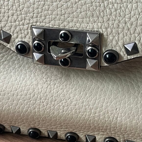 Valentino Garavani Rockstud grainy calfskin crossbody bag Light Ivory - Picture 14 of 14